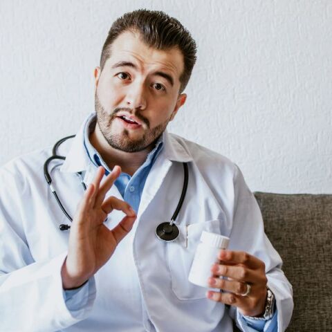 Γιατροί επειγόντων αποκαλύπτουν τι δεν λείπει ποτέ από τις βαλίτσες των διακοπών τους - Από αντικουνουπική ρακέτα μέχρι ανιχνευτή μονοξειδίου και μελατονίνη.