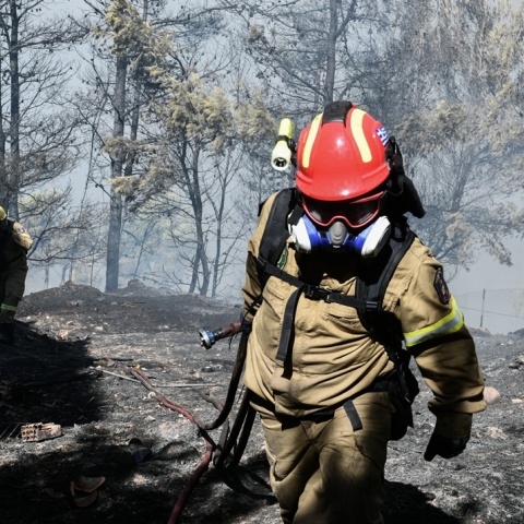 Πυροσβέστης τραβά μάνικα