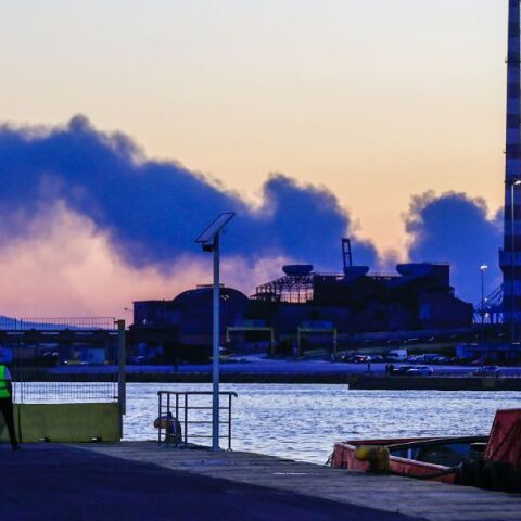 Φωτιά τώρα σε εργοστάσιο στα Μέγαρα