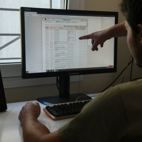 Μαθητής μπροστά από τον υπολογιστή όπου ανακοινώθηκαν οι βάσεις των Πανελληνίων 