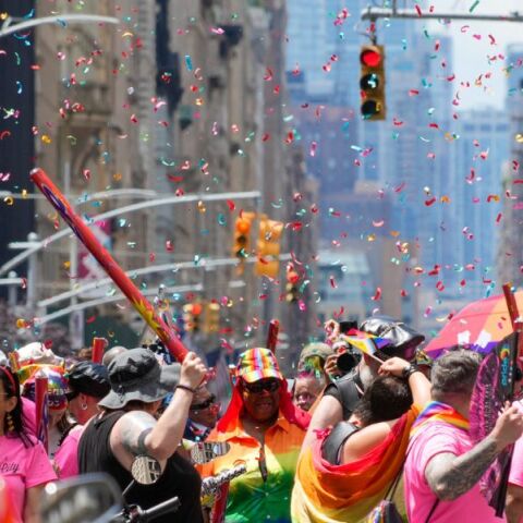 Περισσότεροι από 50 τραυματίες στο Pride της Νέας Υόρκης όταν άνδρας ψέκασε σπρέι πιπεριού - Φήμες για πυροβολισμούς προκάλεσαν πανικό και ποδοπάτημα.
