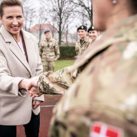 Η Δανία καθιερώνει υποχρεωτική θητεία και για τις γυναίκες στα 18 μέσω κλήρωσης, στο πλαίσιο ενίσχυσης της άμυνας - 11 μήνες η διάρκεια.