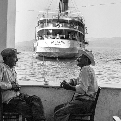 Το «Αιγαίον» αγκυροβολημένο στον Γιαλό της Σαντορίνης το 1954, τότε το νησί είχε περίπου 12.000 κατοίκους