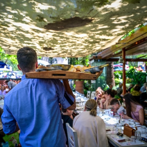 Σερβιτόρος με δίσκο στο χέρι