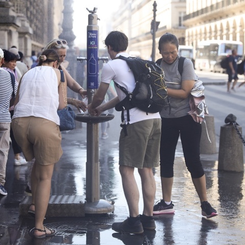Πολίτες δροσίζονται σε υπαίθρια βρύση στη Γαλλία εν μέσω καύσωνα