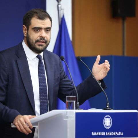 Παύλος Μαρινάκης: Όποιος έρχεται παράνομα στη χώρα ή θα φυλακίζεται ή θα γυρίζει πίσω - Όσα αναφέρθηκαν κατά την ενημέρωση από τον κυβερνητικό εκπρόσωπο