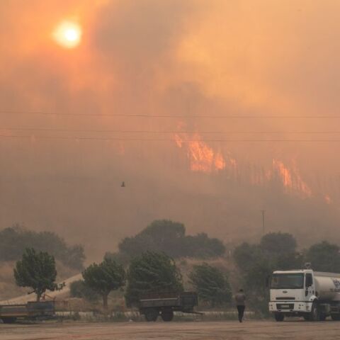 Καίγεται για τρίτη ημέρα η Σμύρνη - Πάνω από 1.100 πυροσβέστες δίνουν μάχη με τις φλόγες