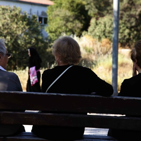 Γυναίκες καθισμένες σε παγκάκι