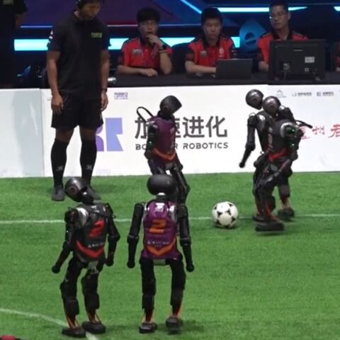 Στην Κίνα διεξήχθη ο πρώτος αγώνας ποδοσφαίρου με ομάδες ρομπότ - Τα ανθρωποειδή πάλευαν να σταθούν όρθια και να κλοτσήσουν την μπάλα.