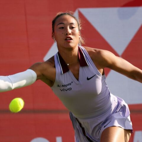 Αποκλείστηκε στον πρώτο γύρο του Γουίμπλεντον η Ολυμπιονίκης Ζενγκ από την Κατερίνα Σινιάκοβα - Επόμενη αντίπαλος της Τσέχας η Ναόμι Οσάκα.