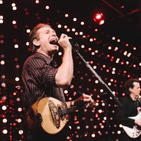 Οι Franz Ferdinand εντυπωσίασαν στο φεστιβάλ Glastonbury παίζοντας μπουζούκι και τραγουδώντας για την Αθήνα - Τον Σεπτέμβριο έρχονται στον Λυκαβηττό.