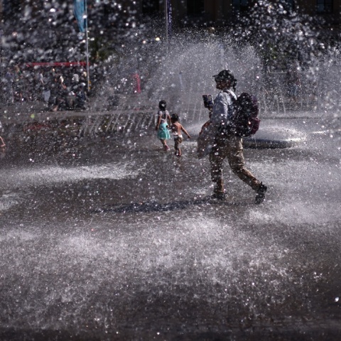 Λίγες στιγμές δροσιάς αναζητούν οι πολίτες στην Ευρώπη εν μέσω κύματος καύσωνα