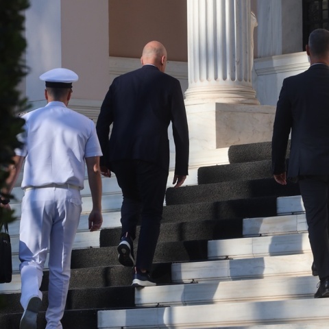 Συμμετέχοντες στη συνεδρίαση του ΚΥΣΕΑ προσέρχονται στο Μέγαρο Μαξίμου