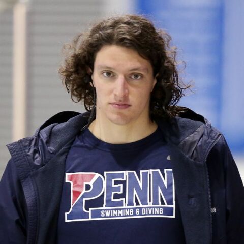 ΗΠΑ: Η Λία Τόμας χάνει τα ρεκόρ και τα μετάλλιά της στην κολύμβηση, μετά από εκτελεστική εντολή του Τραμπ για περιορισμό των διεμφυλικών αθλητριών.