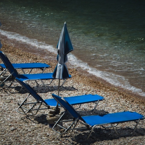 Ξαπλώστρες σε παραλία δίπλα στο κύμα