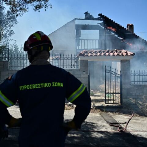 Σε ύφεση η πυρκαγιά στο Κορωπί - Παραμένουν επίγειες και εναέριες δυνάμεις - Ζημιές σε σπίτια, εκκενώθηκαν οικισμοί, 8 απεγκλωβισμοί