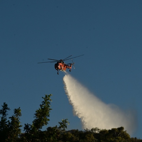 Εναέρια μέσα επιχειρούν για την κατάσβεση φωτιάς