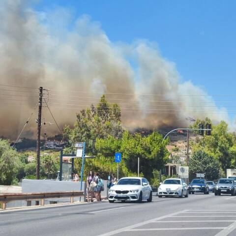 Φωτιά τώρα στο Κορωπί: Στις αυλές σπιτιών οι φλόγες - Νέο μήνυμα από το 112