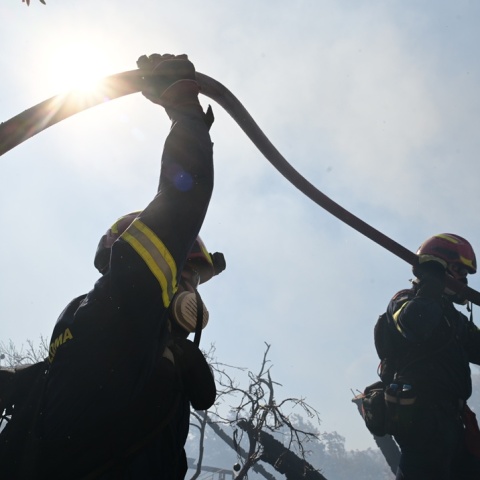 Πυροσβέστες με τη μάνικα ανά χείρας για την κατάσβεση φωτιάς