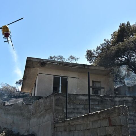 Φωτιά στο Κορωπί: Εικόνες καταστροφής με τις φλόγες να εισβάλλουν σε κατοικημένες περιοχές - Ισχυρές επίγειες και εναέριες δυνάμεις.
