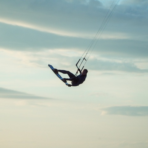 Άτομο κάνει kitesurf
