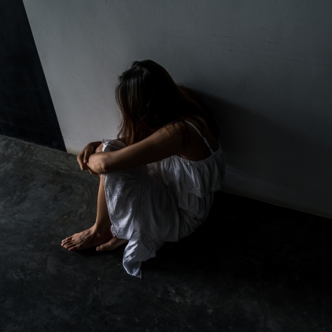 Κοπέλα με γυρισμένη την πλάτη στην κάμερα, κρύβει το πρόσωπό της