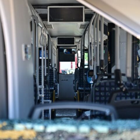 47 τραυματίες μετά από σύγκρουση δύο λεωφορείων στη Βούλα - Στο χειρουργείο 47χρονη - Εκτός κινδύνου παιδιά και ενήλικες.