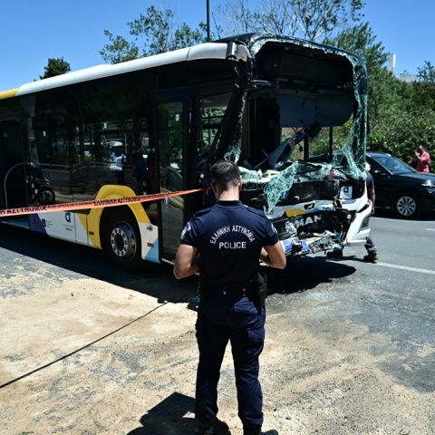 Βούλα: Σύγκρουση λεωφορείων 