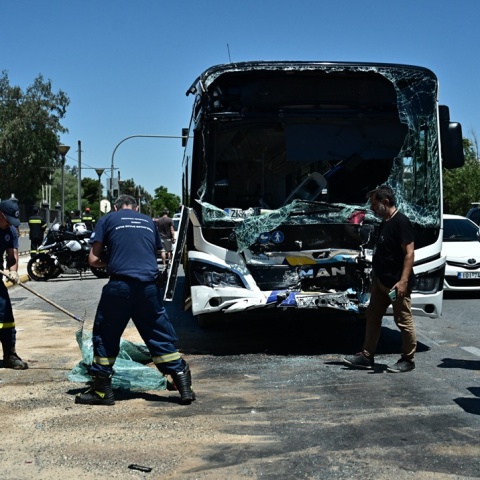 Οι πρώτες εικόνες από το σημείο της σύγκρουσης των δύο λεωφορείων στη Βούλα
