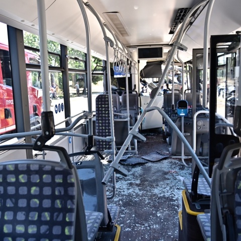 Οι πρώτες εικόνες από το σημείο της σύγκρουσης των δύο λεωφορείων στη Βούλα