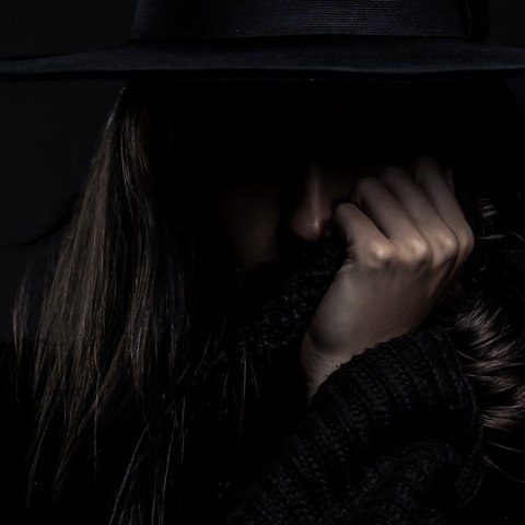 Γυναίκα στη σκιά