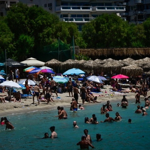 Λούομενοι σε παραλία όπου αναζήτησαν λίγες στιγμές δροσιάς εν μέσω καύσωνα