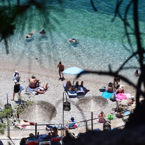 Λουόμενοι σε παραλία εν μέσω καύσωνα