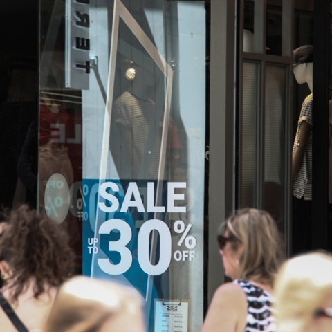 Βιτρίνα καταστήματος με σήμανση για το ποσοστό των θερινών εκπτώσεων 