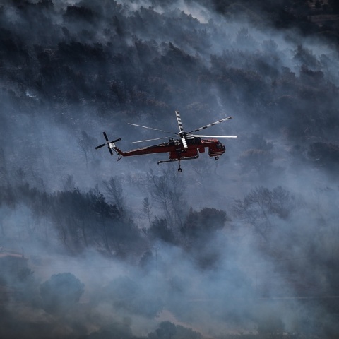 Ελικόπτερο της πυροσβεστικής επιχειρεί για την κατάσβεση φωτιάς