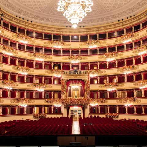 Η Σκάλα του Μιλάνου απαγορεύει είσοδο με σορτς, φανελάκια και σαγιονάρες - Οι θεατές καλούνται να τηρούν ενδυματολογικό κώδικα ευπρέπειας στην όπερα.