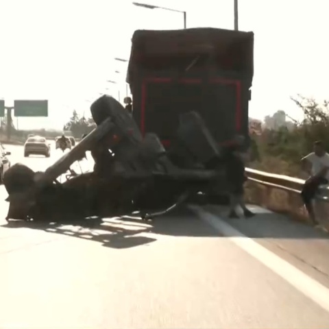 Θεσσαλονίκη: Ρυμουλκό έφυγε από νταλίκα και έπεσε σε αυτοκίνητο με δύο επιβάτες