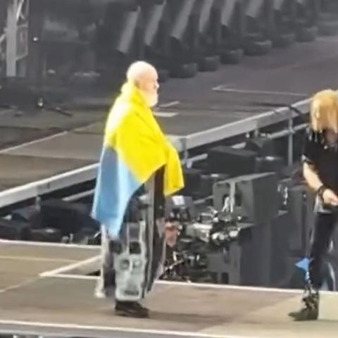 Judas Priest: Ο Rob Halford εμφανίζεται με σημαία της Ουκρανίας στη σκηνή