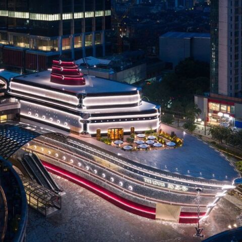 Η Louis Vuitton παρουσιάζει το «The Louis», ένα εντυπωσιακό κατάστημα-πλοίο στη Σαγκάη - Εμπνευσμένο από τις ιστορικές της βαλίτσες και το παρελθόν της πόλης.