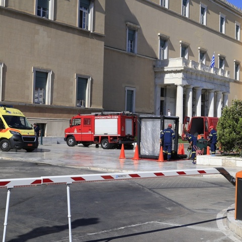 Πυροσβεστική και ασθενοφόρο στη Βουλή