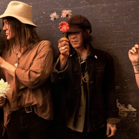 The Dandy Warhols: Συνέντευξη με τον τραγουδιστή της μπάντας, Courtney Taylor-Taylor, πριν τις συναυλίες τους στην Ελλάδα.