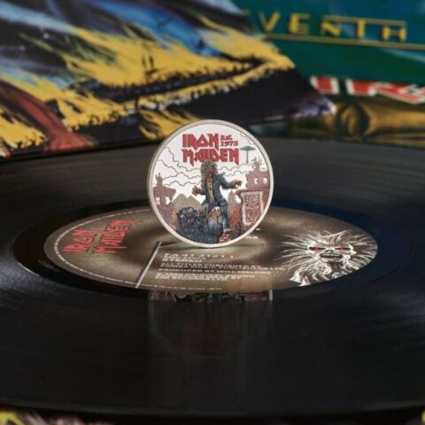 Οι Iron Maiden τιμώνται με νόμισμα του Ηνωμένου Βασιλείου για τα 50 χρόνια τους - Ο Eddie, η μασκότ τους, πρωταγωνιστεί στο συλλεκτικό σχέδιο.