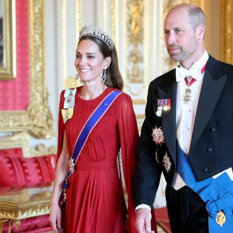 Η εντυπωσιακή εμφάνιση της Κέιτ Μίντλετον επισκιάστηκε από την επαναλαμβανόμενη υπόκλιση που, τελικά, υπήρχε λόγος που έγινε ξανά και ξανά 