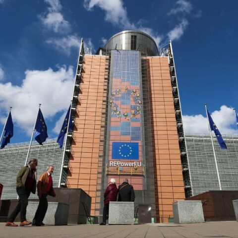 Κομισιόν: Η ΕΕ καλείται να δημιουργήσει αποθέματα τροφίμων, φαρμάκων και υλικών για πανδημίες, φυσικές καταστροφές ή πιθανή στρατιωτική απειλή.