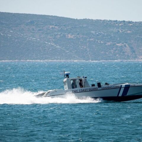 520 μετανάστες διασώθηκαν νότια της Γαύδου και μεταφέρονται στο Λαύριο, μετά από αλλαγή στον αρχικό σχεδιασμό του υπουργείου Ναυτιλίας.