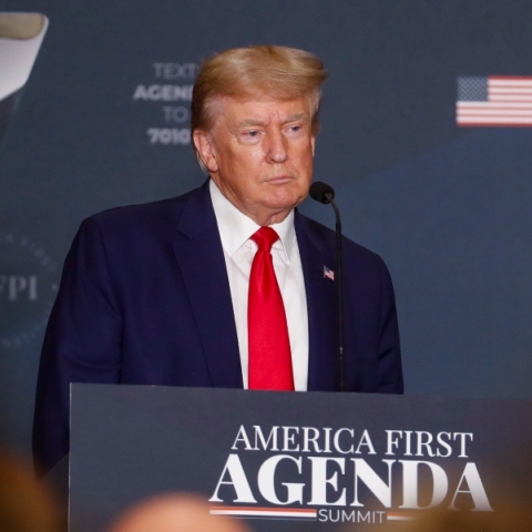 America First: Μια ιστορική αναδρομή στη φράση και την πολιτική εφαρμογή της στις Ηνωμένες Πολιτείες Αμερικής.
