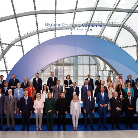 Η ΕΕ υπόσχεται 2,3 δισ. ευρώ για την Ουκρανία και ιδρύει ταμείο για την προσέλκυση ιδιωτικών επενδύσεων στην ανοικοδόμηση της χώρας.