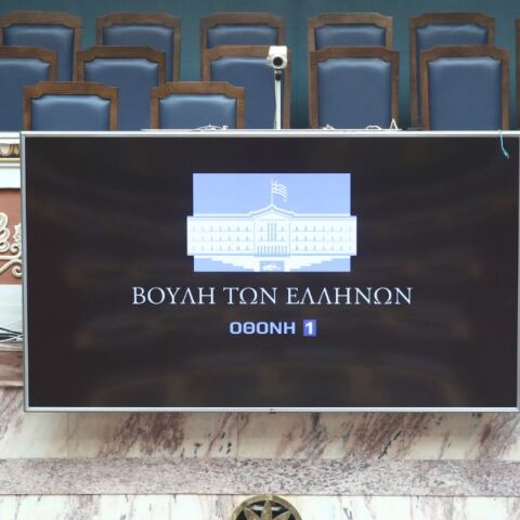 Η Βουλή ενέκρινε το νομοσχέδιο για τη δημοσιονομική ισορροπία - Υπέρ ψήφισαν ΝΔ-ΠΑΣΟΚ - Ο ΣΥΡΙΖΑ «παρών» και η υπόλοιπη αντιπολίτευση κατά