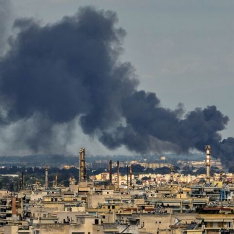 Μεγάλη φωτιά καίει ανακυκλώσιμα υλικά στη Σίνδο - Τοξικό νέφος προκαλεί ανησυχία στους ειδικούς - Σε εξέλιξη η επιχείρηση περιορισμού των εστιών.