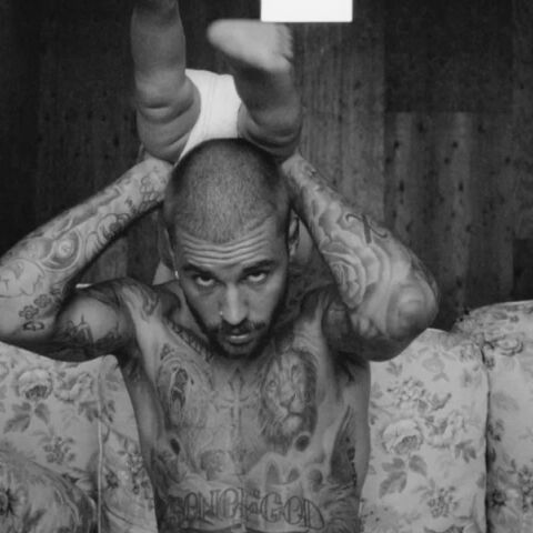 Ο Τζάστιν Μπίμπερ κυκλοφορεί αιφνιδιαστικά το νέο του άλμπουμ Swag - Με 20 τραγούδια που αγγίζουν θέματα αγάπης, πίστης και προσωπικών προκλήσεων.